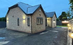 Modern 4 Bedroom Stylish Villa With Out-Door Hot Tub